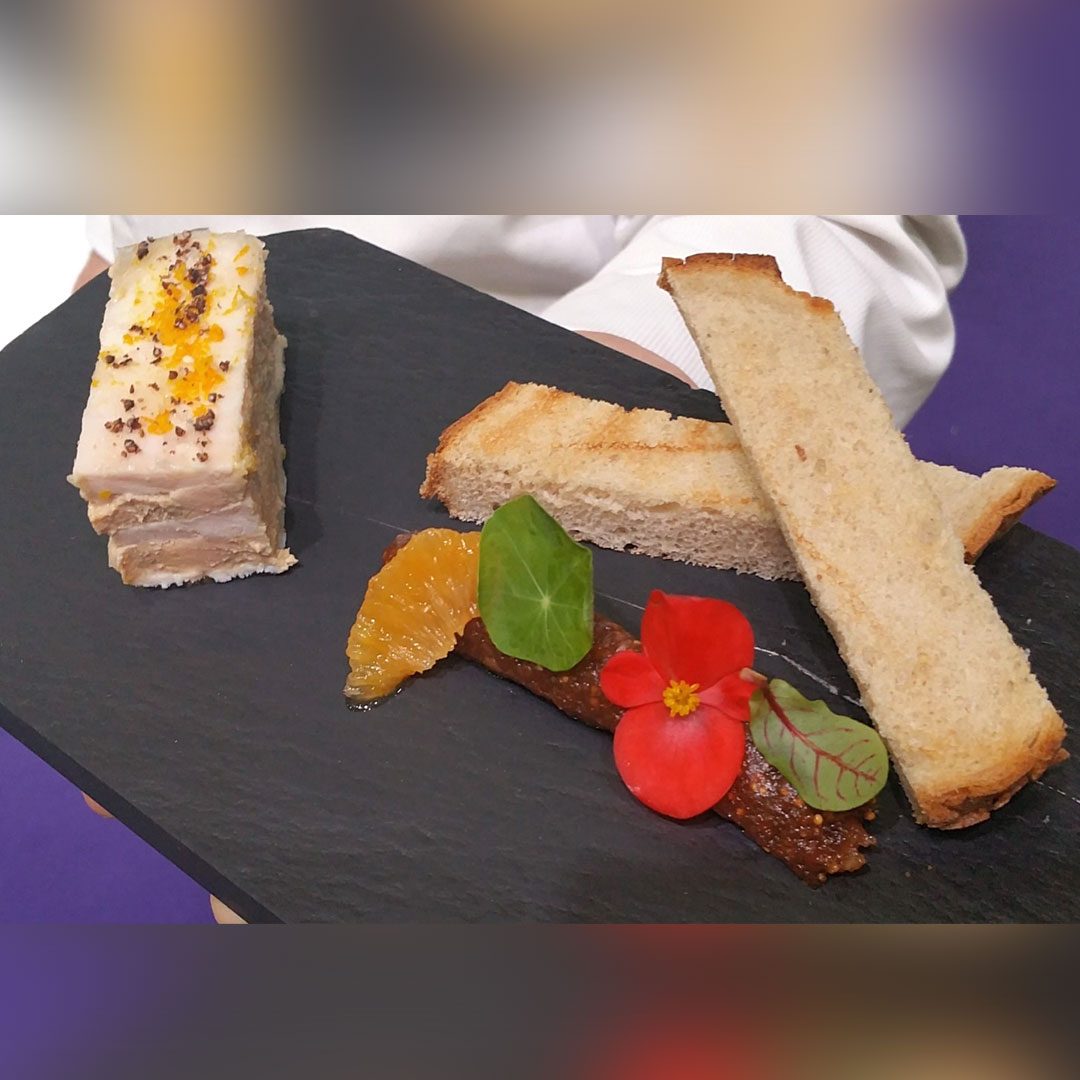 Pressé-de-volaille-au-foie-gras.-Chutney-de-figues-au-vinaigre-de-raisin